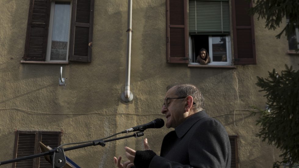 MILANO - L'arcivescovo di Milano ha visitato le case popolari di Giambellino e ha benedetto il quartiere.