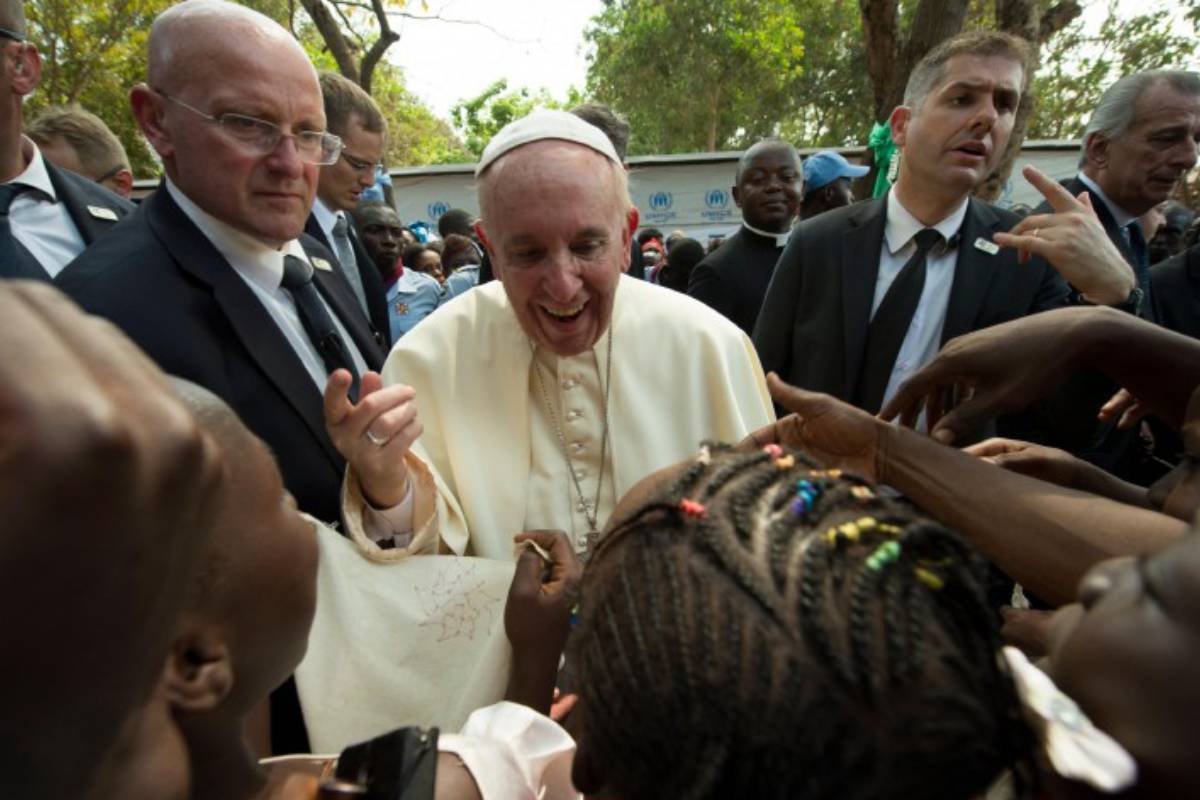 Papa Francesco visita il campo profughi del St. Sauveur a Bangui nel 2015 (foto Agensir)
