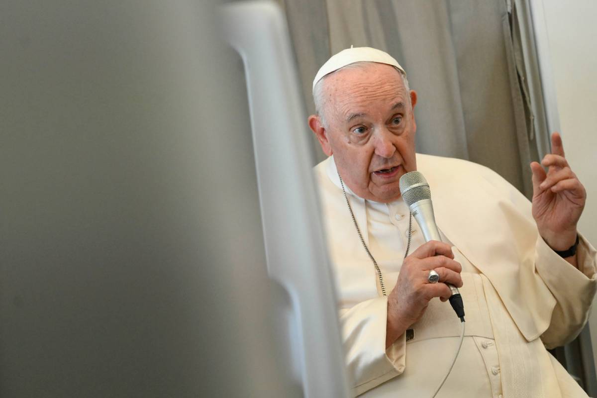 Il Papa durante la conferenza stampa (foto Vatican Media / SIr)