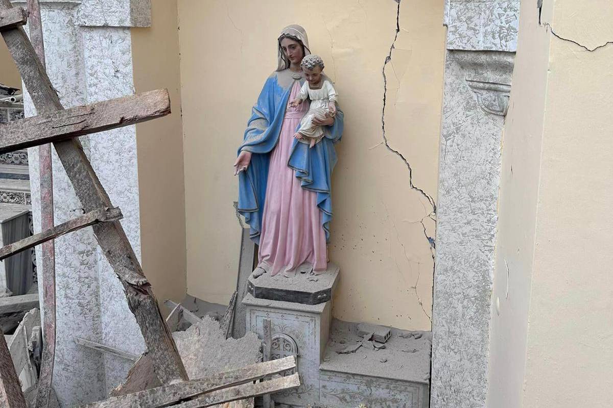 La statuina della Madonna nella Cattedrale di Iskenderun distrutta (foto Caritas Turchia)
