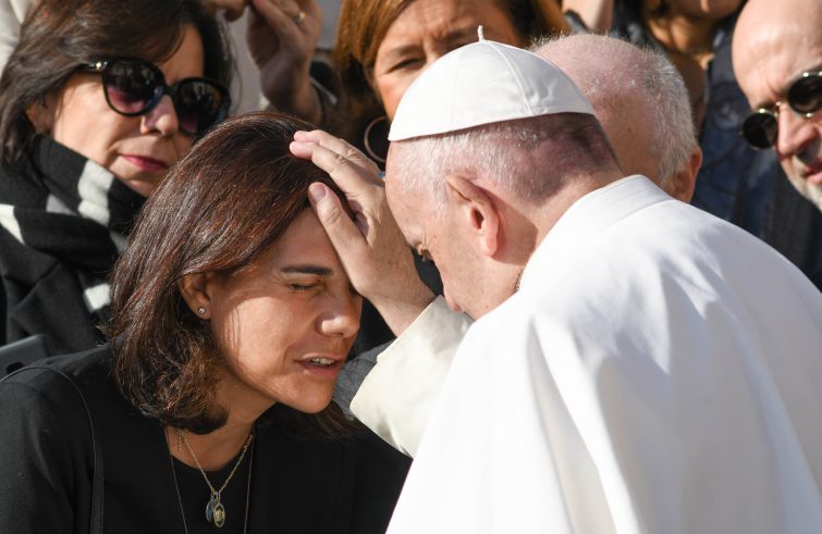 Papa Francesco e donne (foto Agensir)