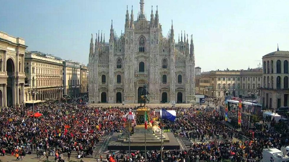 Piazza Duomo gremita dai partecipanti alla manifestazione (foto Agenzia Fotogramma)
