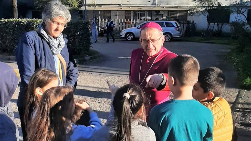 L'Arcivescovo con i bambini al suo arrivo in via Quarti
