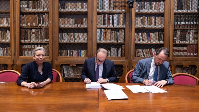 firma dell’accordo (con Nicoletta Parisi, coordinatore di LIBenter, Franco Anelli, rettore dell’Università Cattolica, e Roberto Montà, presidente di Avviso Pubblico).