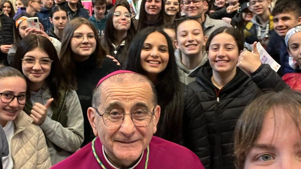 L'Arcivescovo con un gruppo di ragazzi (dalla pagina Fb della parrocchia del Sacro Cuore di Cislago)