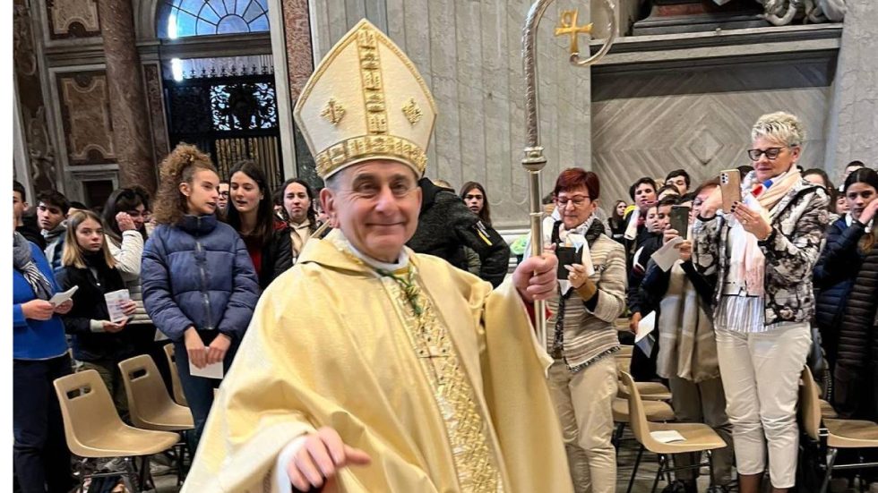 L'Arcivescovo nella Basilica di San Pietro (dalla pagina Fb della parrocchia del Sacro Cuore di Cislago)