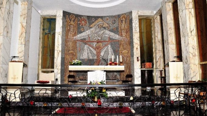 Laltare e labside della chiesa di Dio Padre con il mosaico e la balaustra di Sebastio
