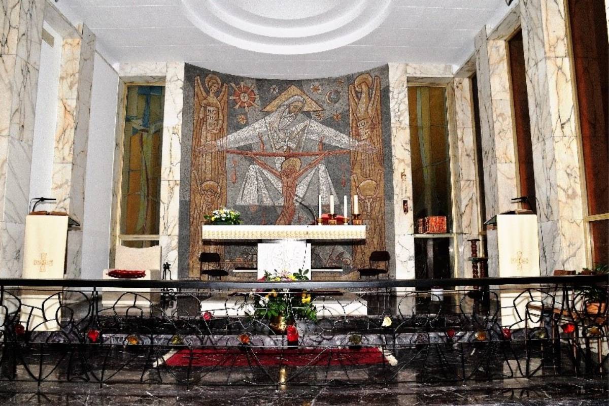 Laltare e labside della chiesa di Dio Padre con il mosaico e la balaustra di Sebastio