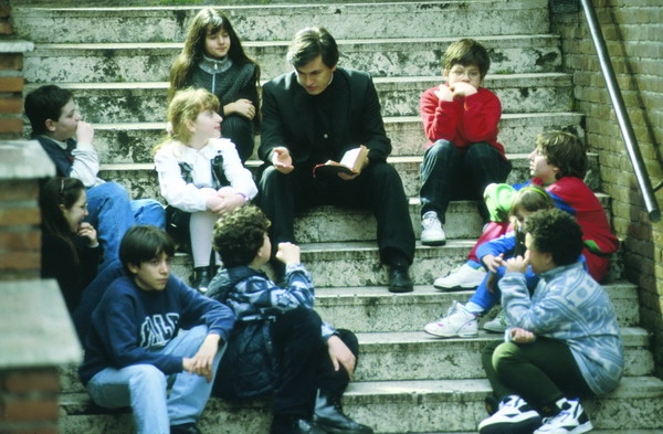 ROMA PARROCCHIA NATIVITA' DI NOSTRO SIGNORE GESU' CRISTO LEZIONE DI CATECHISMO SUI GRADINI DELLA CHIESA