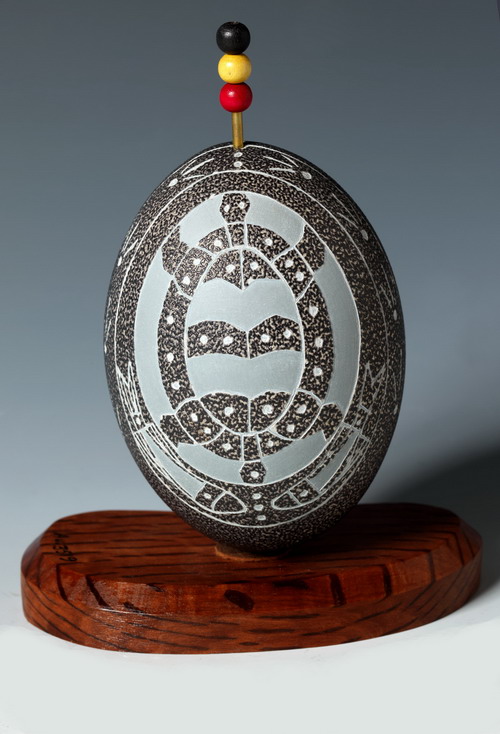 Uovo di emuinciso e lavorato; uovo di emu, legno, ottone; 1995; Musei Vaticani; Museo Missionario Etnologico; Inv. 110505