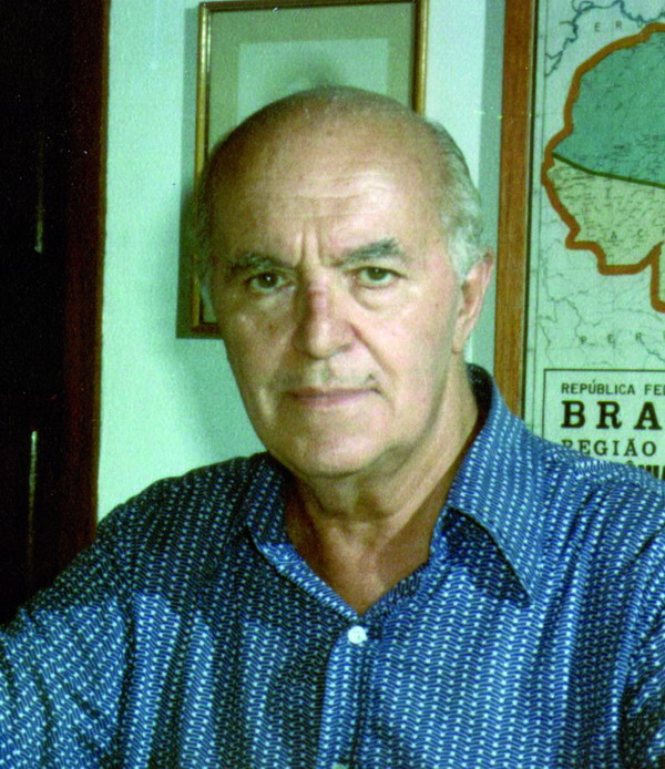 Marcello Candia nel suo studio in missione. Alle sue spalle la carta geografica del Brasile