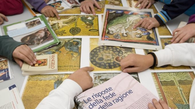 Il professore di religione non è stato sospeso per il film sull’aborto