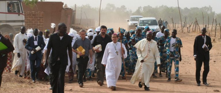 Monsignor Delpini nel corso di un precedente viaggio in Camerun