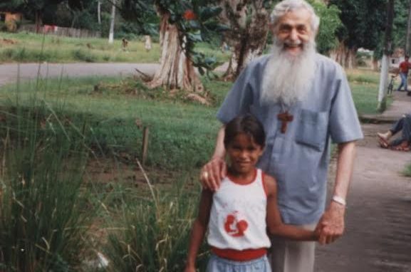 Dai ragazzi di Erba penne e quaderni per i coetanei di Marituba nel nome di padre Aristide