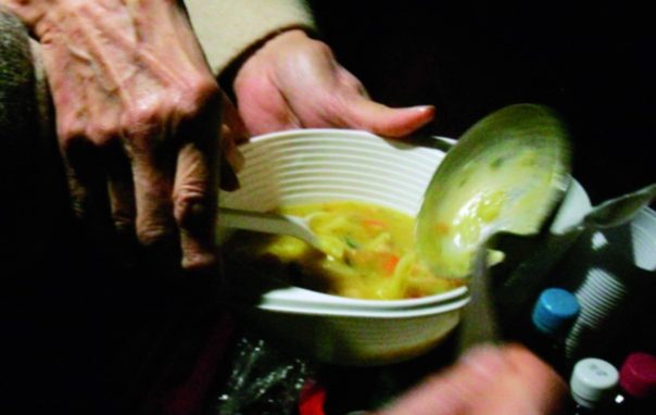 Giovani volontari a Natale accanto a poveri ed emarginati