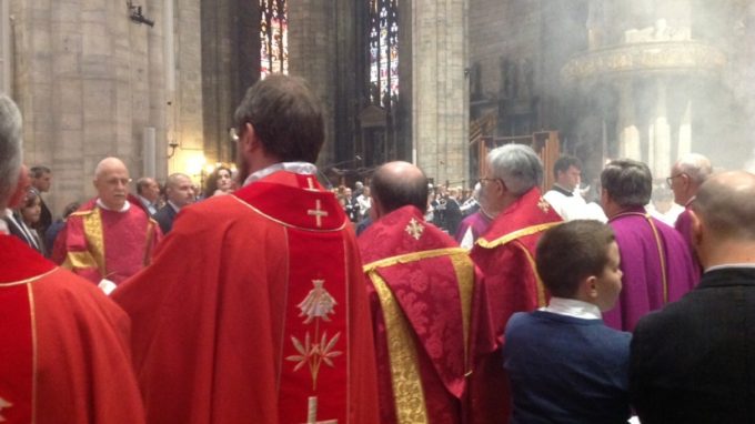 Scola in Duomo conferisce la Cresima: «Dal dono dello Spirito viene la grande responsabilità della testimonianza»