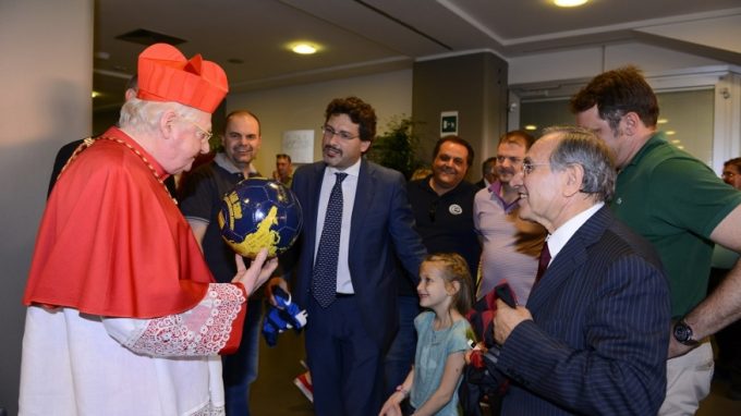 Scola mette all’“asta” le magliette di Inter<br>e Milan per i cristiani perseguitati in Iraq