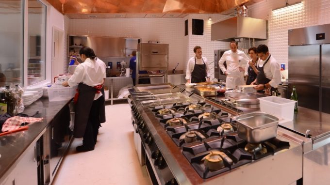 I giovani impegnati a servire al Refettorio