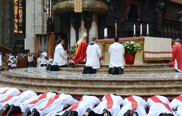 I preti novelli si affidano  alla misericordia di Dio