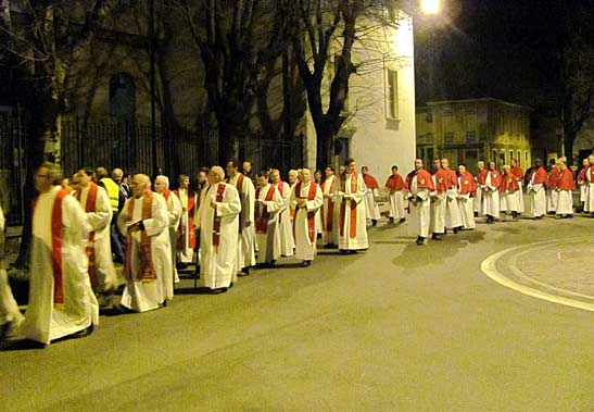 I fedeli brianzoli riuniti sotto la croce