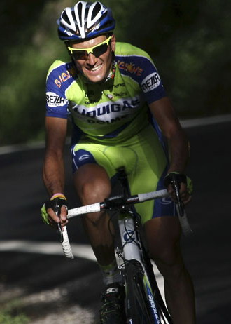 Italy's Ivan Basso pedals during the 16th stage of the Giro d'Italia, Tour of Italy cycling race, from Pergola to Monte Petrano, in Cagli, Italy, Monday, May 25, 2009. (AP Photo/Alessandro Trovati)
