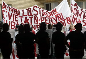 Le inchieste sui fatti di domenica LE ACCUSE: OMICIDIO VOLONTARIO PER IL POLIZIOTTO, EVERSIONE E TERRORISMO PER DUE ULTRAS ARRESTATI