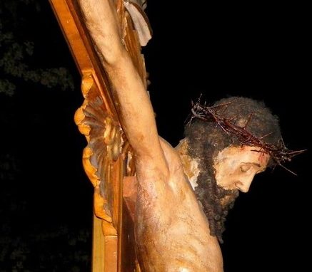 Scola a Castano Primo, <br>in preghiera davanti al Crocefisso