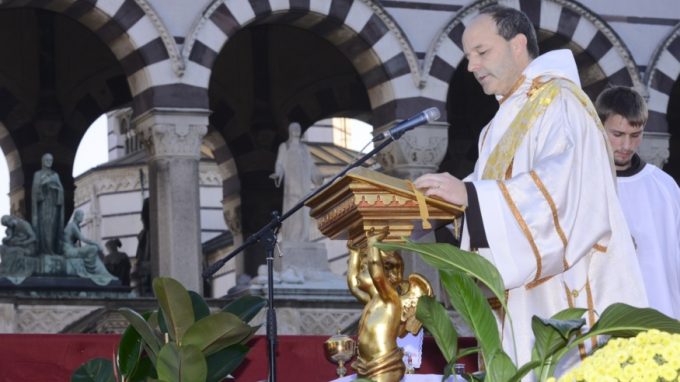 Scola al Monumentale:<br>«Visitiamo le tombe e facciamo memoria<br>perché siamo certi della vita eterna»