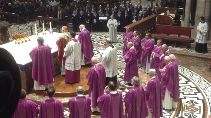 Scola: «Accogliere i pellegrini, ospitare gli stranieri: una fondamentale opera di Misericordia»