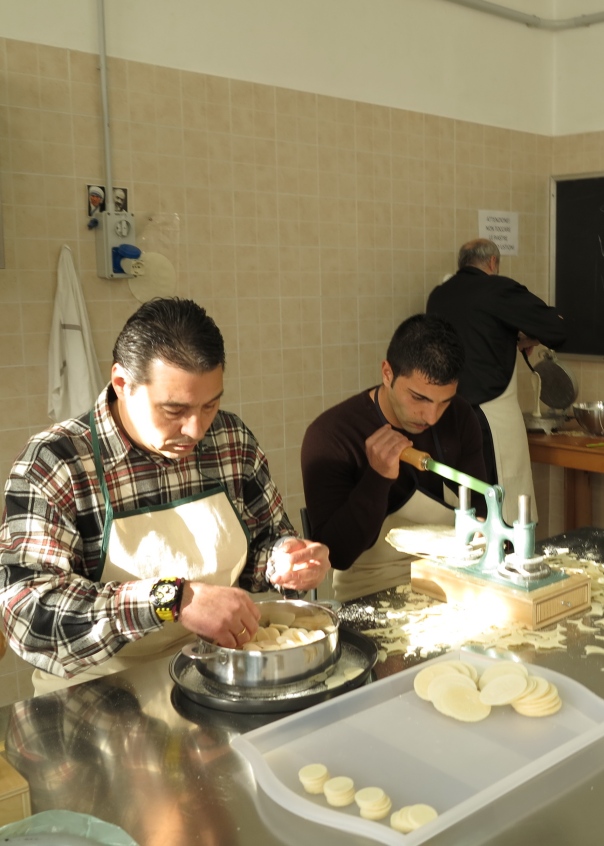 I detenuti impegnati nella produzione delle ostie 