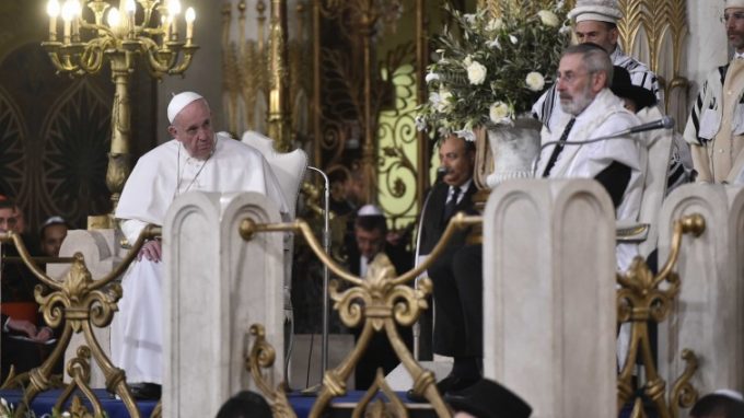 Papa Francesco in Sinagoga,  il segno di un’era nuova