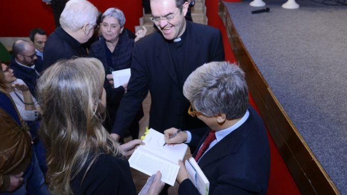 Scola: «Il Papa ci convince perché parla al cuore di ognuno “con” misericordia»