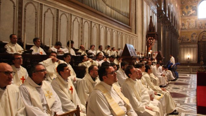 Preti ambrosiani a Monreale circondati dalla bellezza