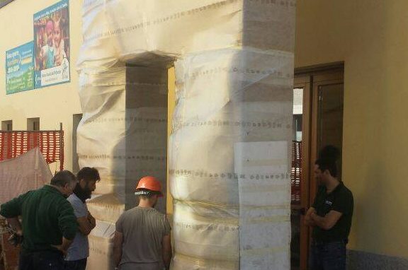 Refettorio, in corso l’installazione  della Porta dell’Accoglienza