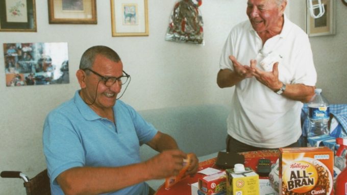 Personal shopper, aiuti e pasti a domicilio agli anziani soli in città