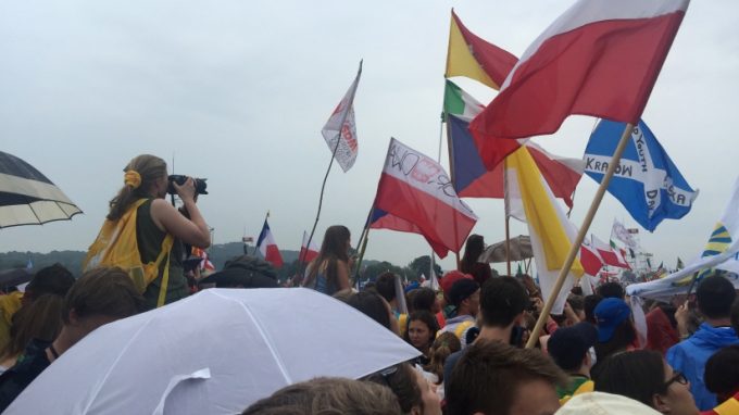 Papa Francesco ai giovani: «Il mondo vi guarda»