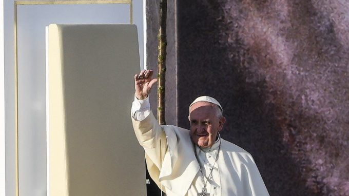 Il Papa ai giovani: «Difendete la vostra libertà e la vostra dignità, siate protagonisti della storia»
