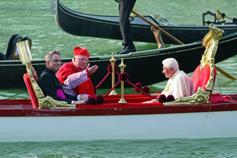 Il cardinal Angelo Scola con Benedetto XVI in visita pastorale a Venezia.