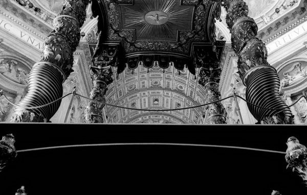 Antonia Mulas al San Fedele: sguardi su San Pietro