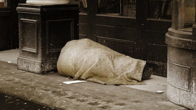 Senza tetto morto per il freddo, intervenire oltre l'emergenza