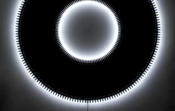 Shay Frisch, connessioni luminose: <br>una mostra per il cardinal Martini