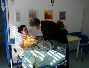 Fondo, dai cappellani un mese di “stipendio”