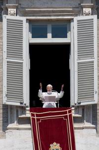 Benedetto XVI all’Angelus di domenica 22 maggio ha salutato i partecipanti al Congresso eucaristico nazionale di Bari «OGNI PARROCCHIA RISCOPRA LA BELLEZZA DELLA DOMENICA»