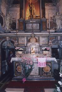 UNA MADONNA IN ROSA
