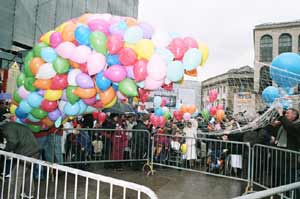 Nel cielo di Milano i pensieri dei ragazzi dei centri della “Don Gnocchi” &laquo;CARO DON CARLO, TI VOGLIAMO BENE!&raquo;