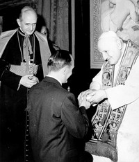 il prof. giuseppe lazzati saluta il papa giovanni XXIII in occasione del pellegrinaggio a roma . sono presenti anche il card. giovanni battista montini e mons. ernesto pisoni.