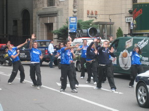 Al seguito del “serpentone” multicolore che ha fatto da apripista ai corridoriIN CAROVANA, TRA FATICA E ALLEGRIA