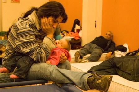 Festa a Opera per salutare l’arrivo dei rom sgomberati dal campo di via Ripamonti UN “BRUTTO” NATALE PER I ROM A MILANO