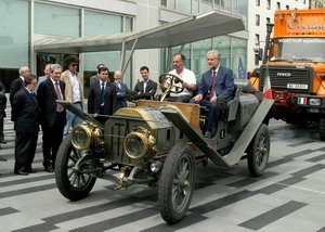 Passerella milanese per una “signora della strada” ITALA, LA REGINA DEL RAID