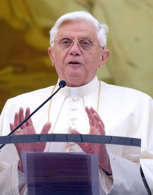La Settimana sociale dei cattolici sul bene comune BENEDETTO XVI: CON LA PRECARIET&Agrave; DEL LAVORO &laquo;LO SVILUPPO AUTENTICO E COMPLETO DELLA SOCIET&Agrave; RISULTA SERIAMENTE COMPROMESSO&raquo;